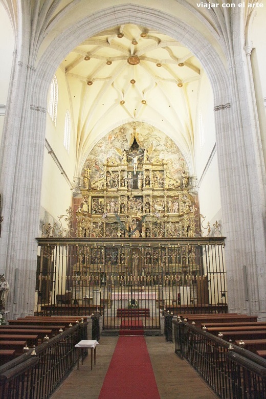 El altar mayor desde la nave central El altar mayor desde la nave central