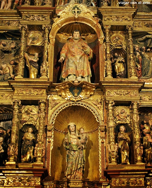Calle central con la Virgen de las Candelas y San Antolín