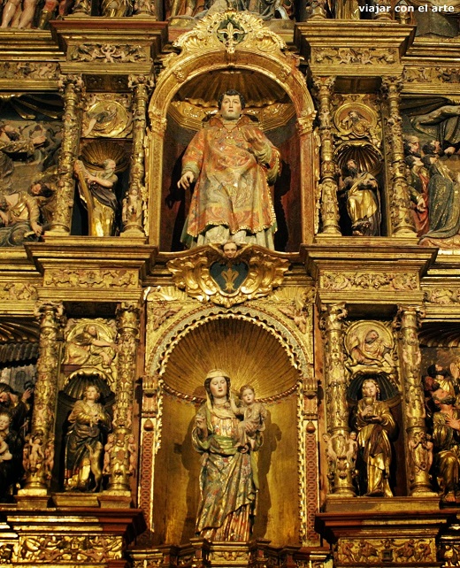 Calle central con la Virgen de las Candelas y San Antolín Calle central con la Virgen de las Candelas y San Antolín