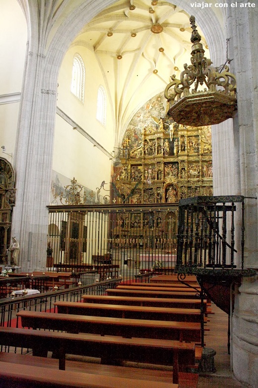 El ábside desde la nave central, con el enterramiento de los Morejón, tras la reja, en el lado del Evangelio