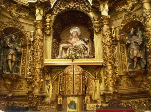 Detalle del retablo mayor de la capilla (1) Detalle del retablo mayor de la capilla (1)