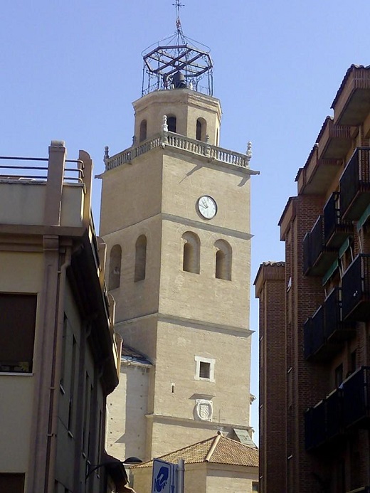 Vista de la Torre de la Iglesia Colegiata de Medina del Campo desde la calla Bravo.