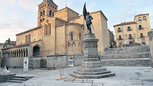Plaza de Medina del Campo, en el centro histórico de Segovia, con el comunero Juan Bravo en primer término. / Kamarero