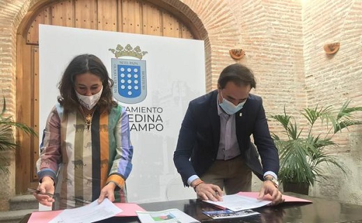 La portavoz de Medina Primero, Olga Mohíno, y el alcalde de Medina del Campo, Guzmán Gómez Alonso. / PATRICIA GONZÁLEZ