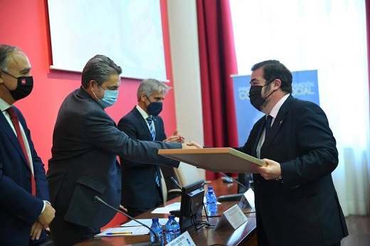 El presidente del Consejo Social de la UVA, Óscar Campillo, entrega uno de los galardones a Carlos García Serrada, de Collosa. / RODRIGO JIMÉNEZ