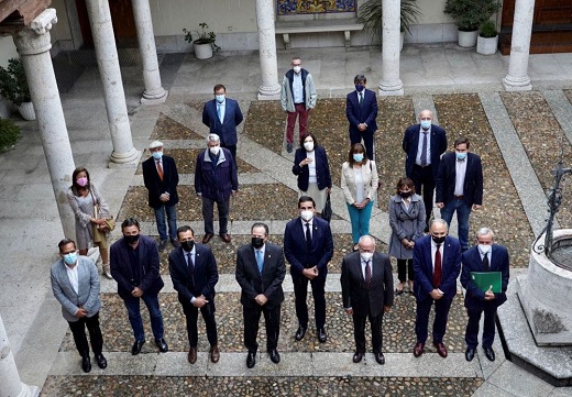 Conrado Íscar entrega el Premio Provincia de Valladolid a la Trayectoria Artística 2019 a Antonio Sánchez del Barrio.