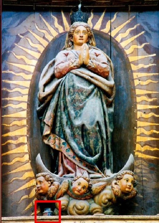 Tarros situados ante el relieve central de la Asunción de la Virgen, en el retablo mayor de la iglesia hospitalaria, sirviendo como floreros. “Descubiertos” por los técnicos del museo a través de fotografías centenarias.