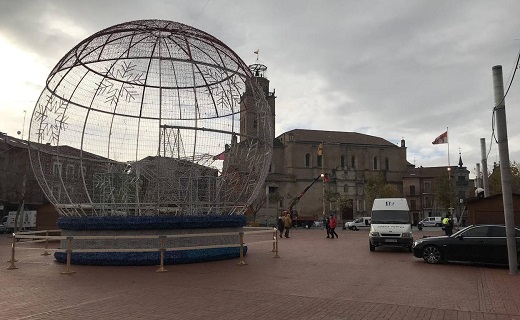 Instalación de la gran bola navideña. / P. G.