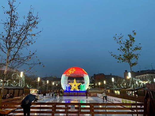 Pista de hielo instalaca en la plazza mayor de la Hispanidad de Medina del Campo