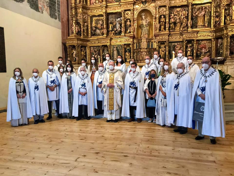 Componentes de la Orden de Caballería de la Jarra y el Grifo en su día Mayor. Iglesis Colegiata de San Antolin de Medina del Campo