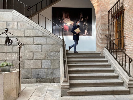 Guzmán Gomez Alonso bajando escaleras patio interior del Ayuntamiento.