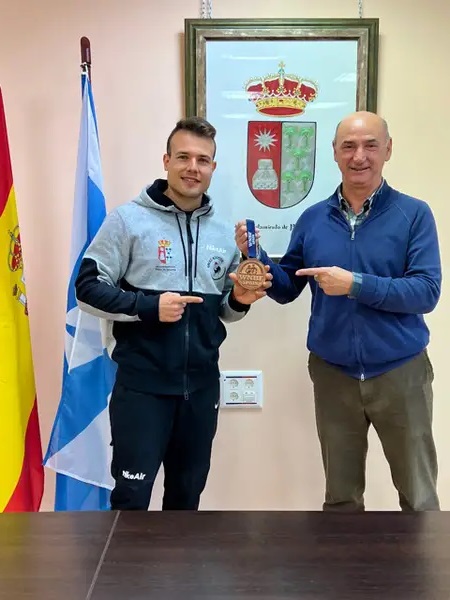 Samuel Rodríguez Gómez, con una de las medallas conseguidas en el campeonatos nacionales e internacionales FOTO: RODRIGO CASTILLO