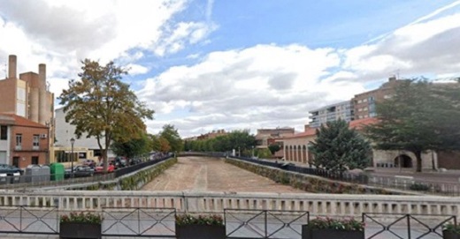 Puente de las Cadenas o de San Miguel sobre del cauce del río Zapardiel de Medina del Campo