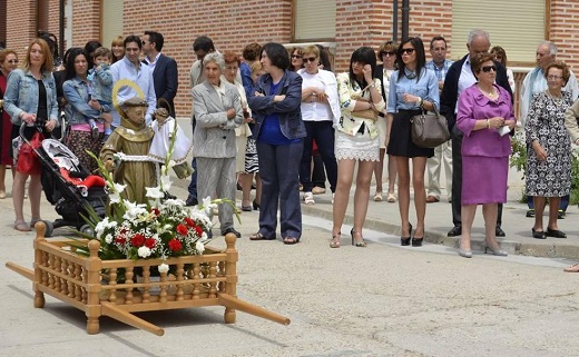 Vecinos de Rubí de Bracamonte durante la procesión en honor a San Antonio de Padua, al que los solteros tiran del cordón de la túnica.