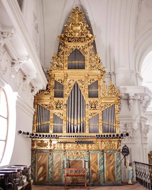 La parroquia de La Asunción de Rueda es uno de los escasos ejemplos de iglesia de estilo barroco puro en Castilla. El órgano se construye a la vez que el templo, por lo que su integración arquitectónica y ornamental es completa.