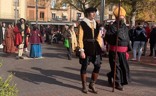 La comitiva y el emperador, a su paso por la Plaza Mayor de Medina del Campo. / P. G.