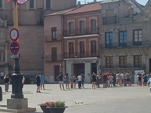 Colas en la puerta del Ayuntamiento para adquirir las entradas para los festejos taurinos de las fiestas de San Antolín 2021