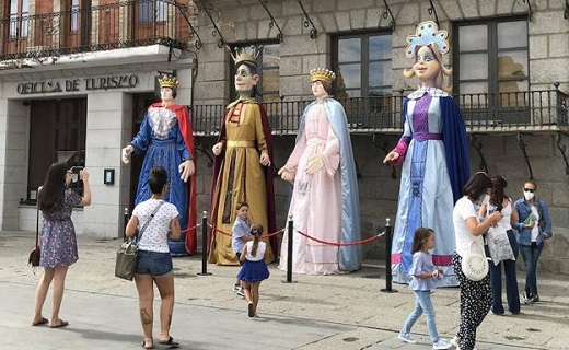 Los gigantes y cabezudos, preparados ante el Consistorio. / P. G