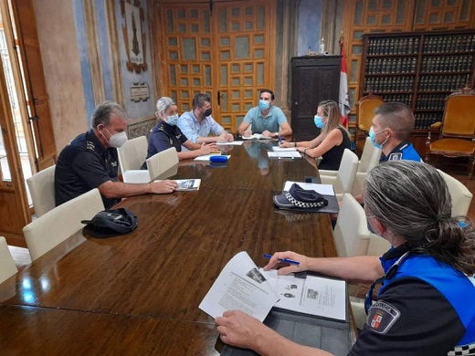 Momento de la reunión celebrada para establecer las medidas de seguridad y evitar robos / Cadena Ser