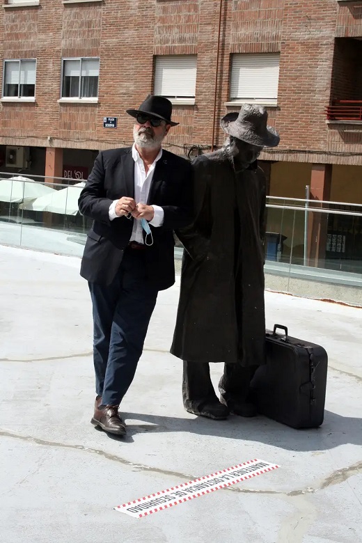 VALLADOLID, 30/05/2021.- El actor Antonio Resines posa hoy Domingo en las calles de Medina del Campo antes de recibir el Roel de Honor de la Semana de Cine que se celebra en la localidad vallisoletana. EFE / Inés Morencia.INÉS MORENCIAEFE