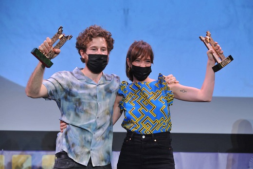 Álvaro Cervantes y Susana Abaitua levantan el premio recibido en el festival medinense. / RODRIGO JIMÉNEZ