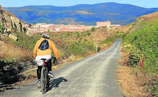Un ciclista se dirige a Segovia por la Vía Verde. / ANTONIO TANARRO