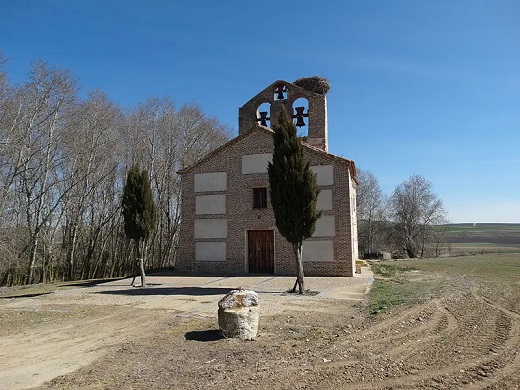 Ermita de Carrioncillo. Se aprecia su espadaña con las tres campanas