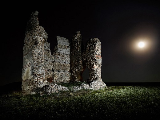 Ángel Marcos. Ruinas de la torre de Villaverde de Medina. Valladolid. Del libro “Noches de piedras y lunas".