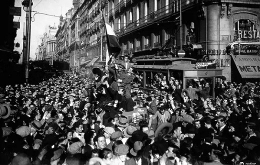 El pueblo de Madrid se echa a la calle para celebrar la proclamación de la Segunda República. (Luis Ramón Marín)