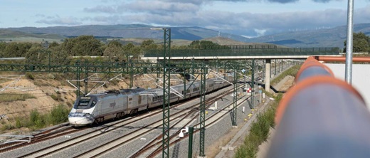 Un tren de Alta Velocidad entre l estaión de Estación Otero de Saravia