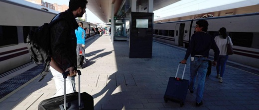 Viajeros de tren, en los andenes de la estación de Zamora. EMILIO FRAILE