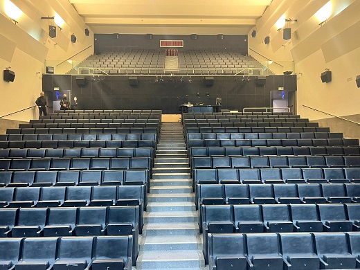 Aquí tenemos el antes y el después del Auditorio Municipal Emiliano Allende de Medina del Campo lleno de luz, con nueva butacas, accesibilidad.