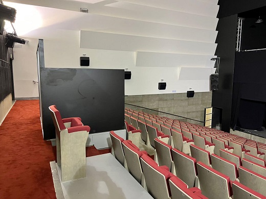 Aquí tenemos el antes y el después del Auditorio Municipal Emiliano Allende de Medina del Campo lleno de luz, con nueva butacas, accesibilidad.