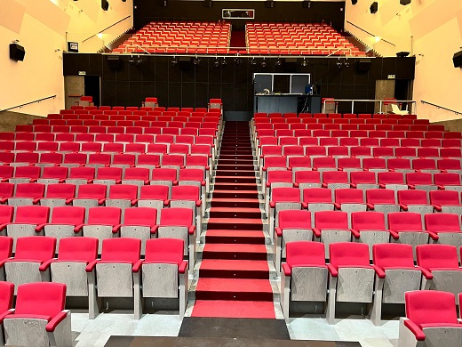 Aquí tenemos el antes y el después del Auditorio Municipal Emiliano Allende de Medina del Campo lleno de luz, con nueva butacas, accesibilidad.