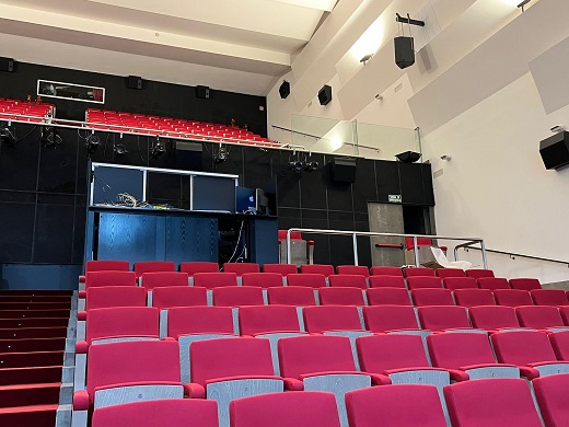 Aquí tenemos el antes y el después del Auditorio Municipal Emiliano Allende de Medina del Campo lleno de luz, con nueva butacas, accesibilidad.