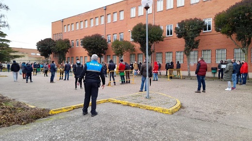 El Ayuntamiento organiza el primer examen para el puesto de peón en el IES Emperador Carlos