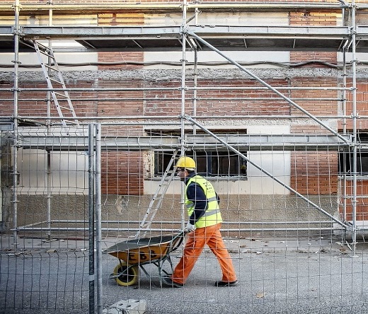 Un obrero trabaja en un pueblo de Valladolid.