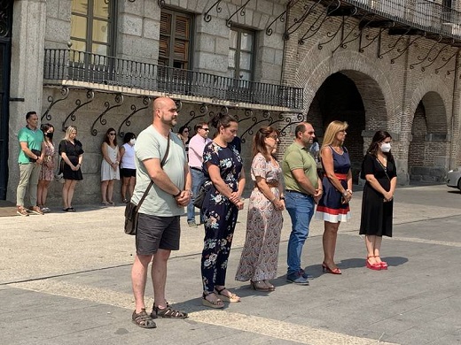 MImagen de los cinco minutos de silencio a las puertas del Ayuntamiento medinense / Cadena SER