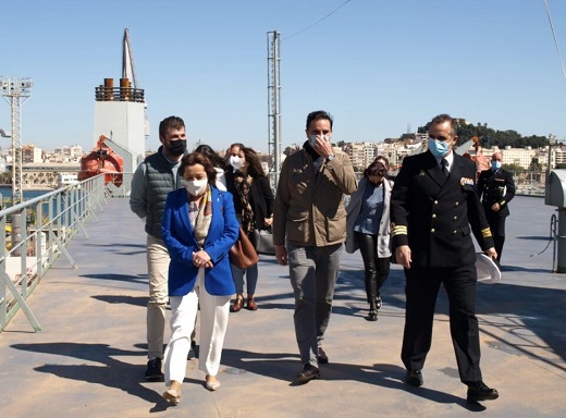 Varios concejales del Ayuntamiento de Medina del Campo visitando el Buque Ysabel