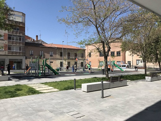 Un jardín en una plaza de Medina del Campo. / P. GONZÁLEZ