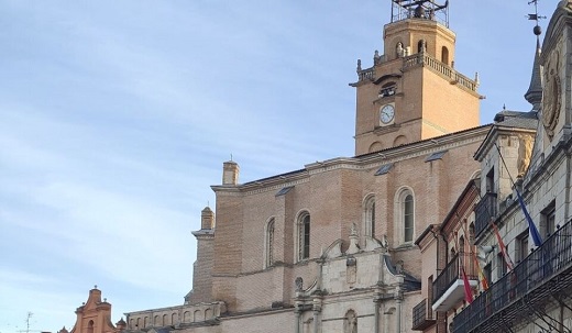 El PSOE solicita un incremento del mantenimiento en el reloj de la Colegiata de San Antolín.