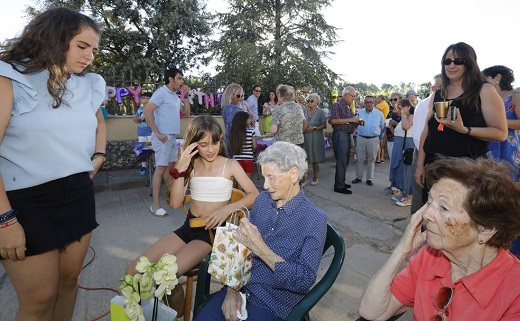 Esperanza Lajo celebra sus cien años rodeada de los suyos. / MARTA MORAS