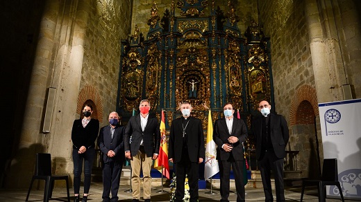 Las autoridades que se han unido en el proyecto, en la catedral de Santa María. TONI GUDIEL