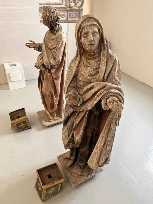 Ha comenzado la restauración de las figuras del Calvario de la reja. 