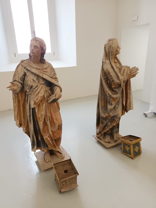 Ha comenzado la restauración de las figuras del Calvario de la reja. 