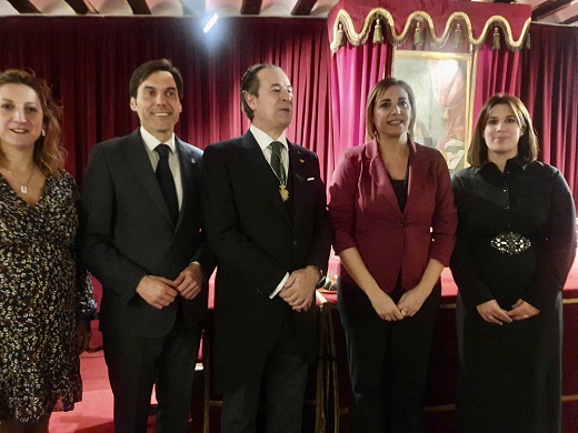 Antonio Sánchez del Barrio toma posesión como académico de la Real Academia de Bellas Artes de Valladolid. La diputada Inmaculada Toledano lo acompaña en su toma de posesión.