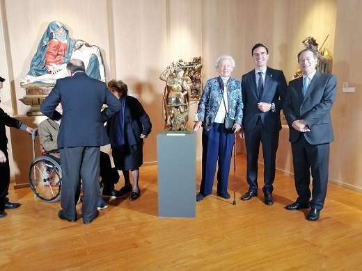 Dª. Clementina Juia Aara Gil, Catedrática de la Historia del Arte, Unicersidad de Valladolid, acompañada por D. Gumán Gómez Alonso, alcalde de Medina del Campo y D. Antonio Sánchez del Barrio junto a la figura de un San Miguel gótico entre los siglos XV y XVI, donado por Dª. Pilar Candeira Fernández de Araoz, para el Museo de las Ferias.