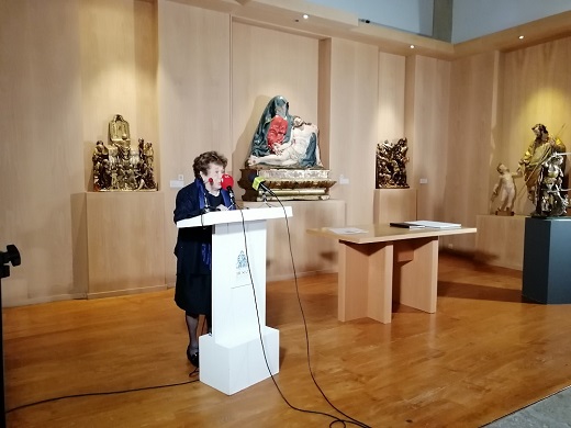 Acto de presentación de Dª. Pilar Candeira Fernández Araoz, de la donación de un San Miguel gótico, entre el siglo XV y XVI, para el Museo de las Ferias.