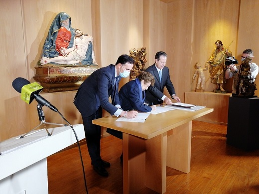 Dª. Pilar Candeira Fernández Araoz, firma el documento de donación de un San Miguel gótico, entre los siglos XV y XVI , acompañada por D. Antonio Sánchez del Barrio, director del Museo de las Ferias y por D. Guzmán Gómez Alonso, alcalde de Medina del Campo.