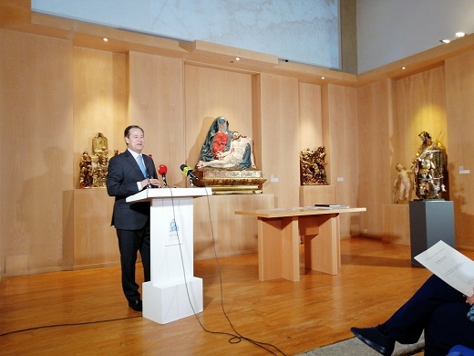 Acto de presentación de D. Antonio Sanchez del Barrio, Diretor del Museo de las Fereias de Medina del Campo, de la donación de un San Miguel gótico, entre el siglo XV y XVI, por parte de Dª. Pilar Candeira Fernández de Araoz, para el Museo de las Ferias.